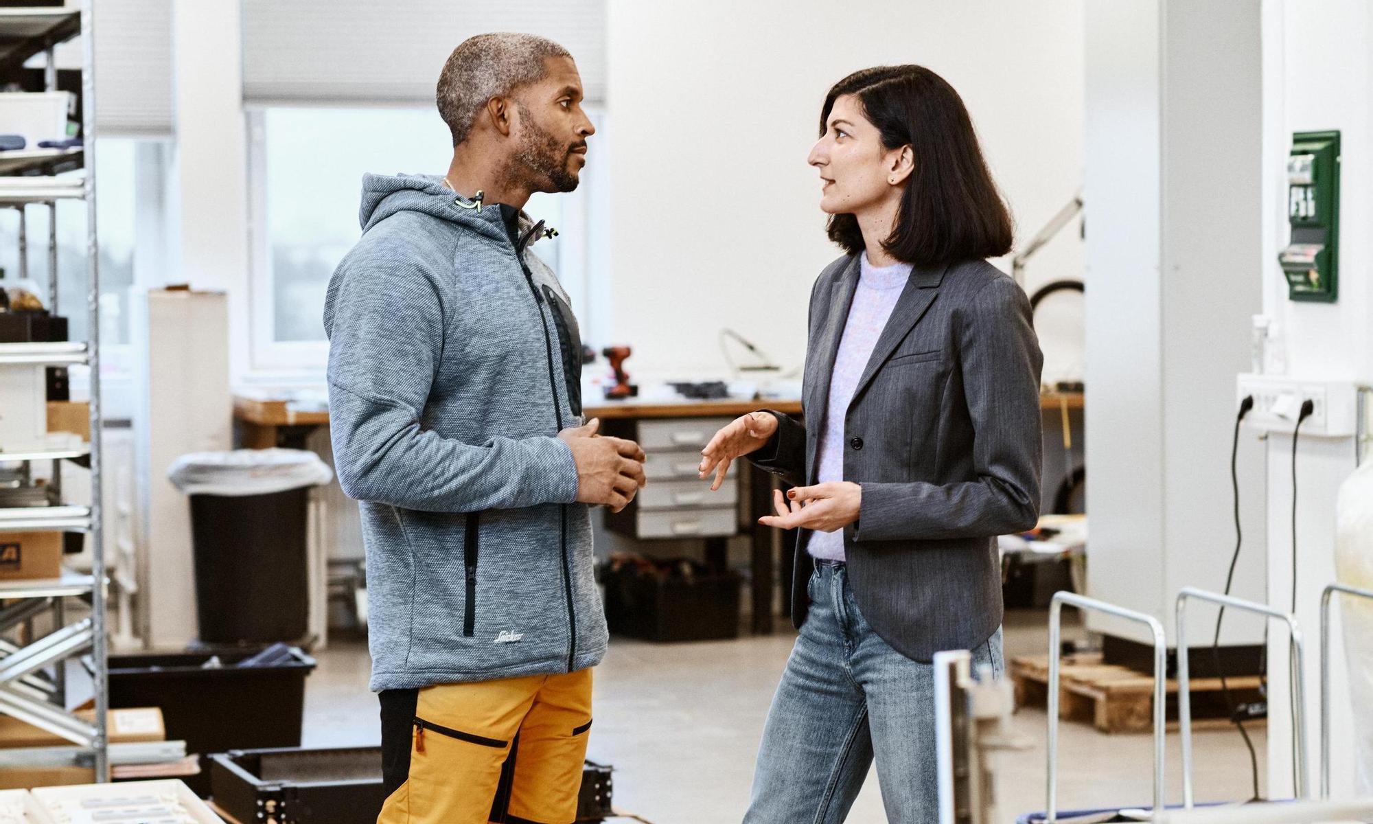 Two colleagues discusses